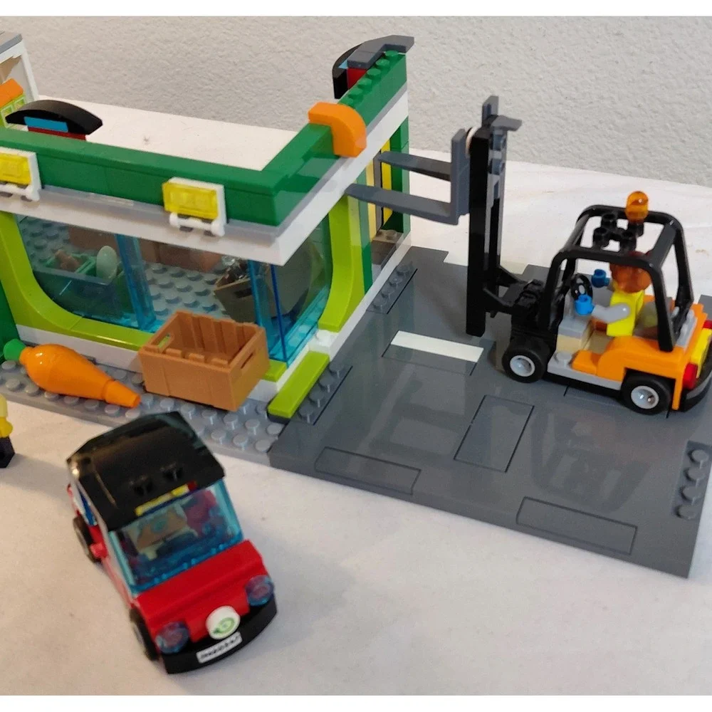 LEGO City Grocery Store 60347 - Nearly Complete - AS-IS / PARTS - 4 Figures